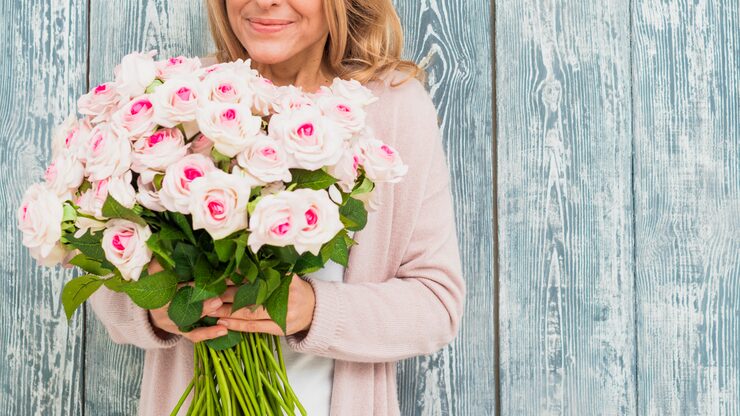 woman holding bouquet roses 23 2148080523 معاني الورود وألوانها 🌷💐 - WowWard ورد وهدايا عمان