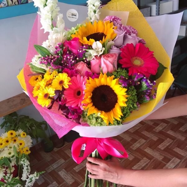 7 Shop flowers and gifts Jordan - mixed rose and sunflower bouquet from WowWard