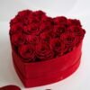 17 Red Roses Heart Box – red velvet box بوكس 17 وردة حمراء على شكل قلب في علبة قلب مخملية حمراء، مع شريطة حمراء أمامها